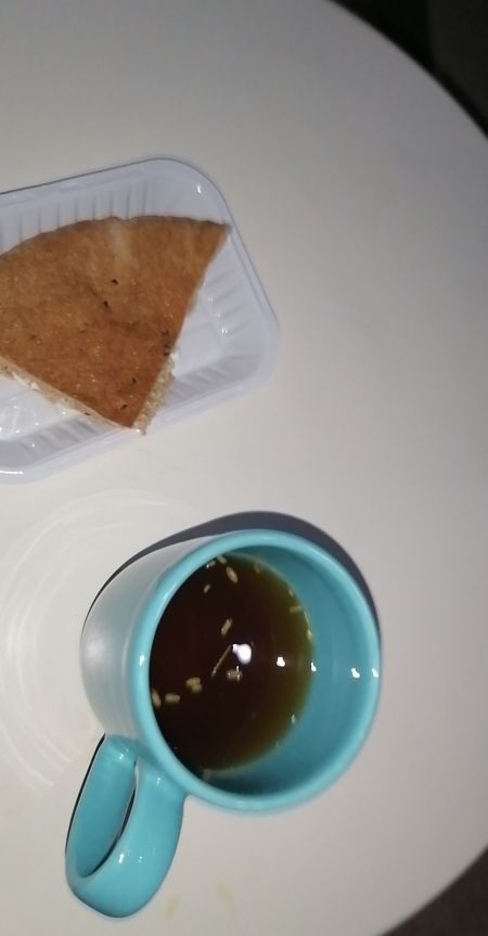 الإفطار ربع رغيف خبز اسمر مع لبنه دايت وكوب شمر با...