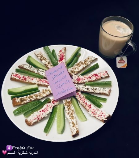 اصابع توست في الشوايه وبعدين مسحته باللبنه ورشيت ص...