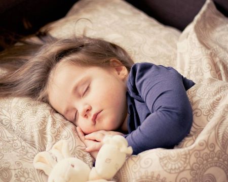 السهر ليس مفيدًا للأطفال بل له أضرار عديدة قد تؤثر...